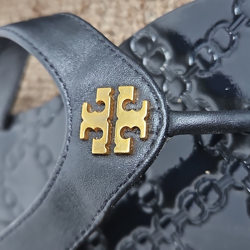 Tory Burch Monroe Leather Thong Sandals Black Gold Logo SZ 7.5 Womens - Picture 3 of 5
